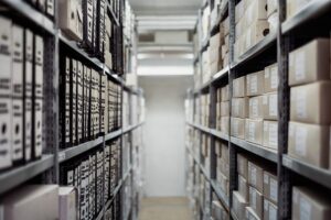 Znaczenie wózków widłowych w pracach magazynowych 13 magazynowanie towarow magazyn