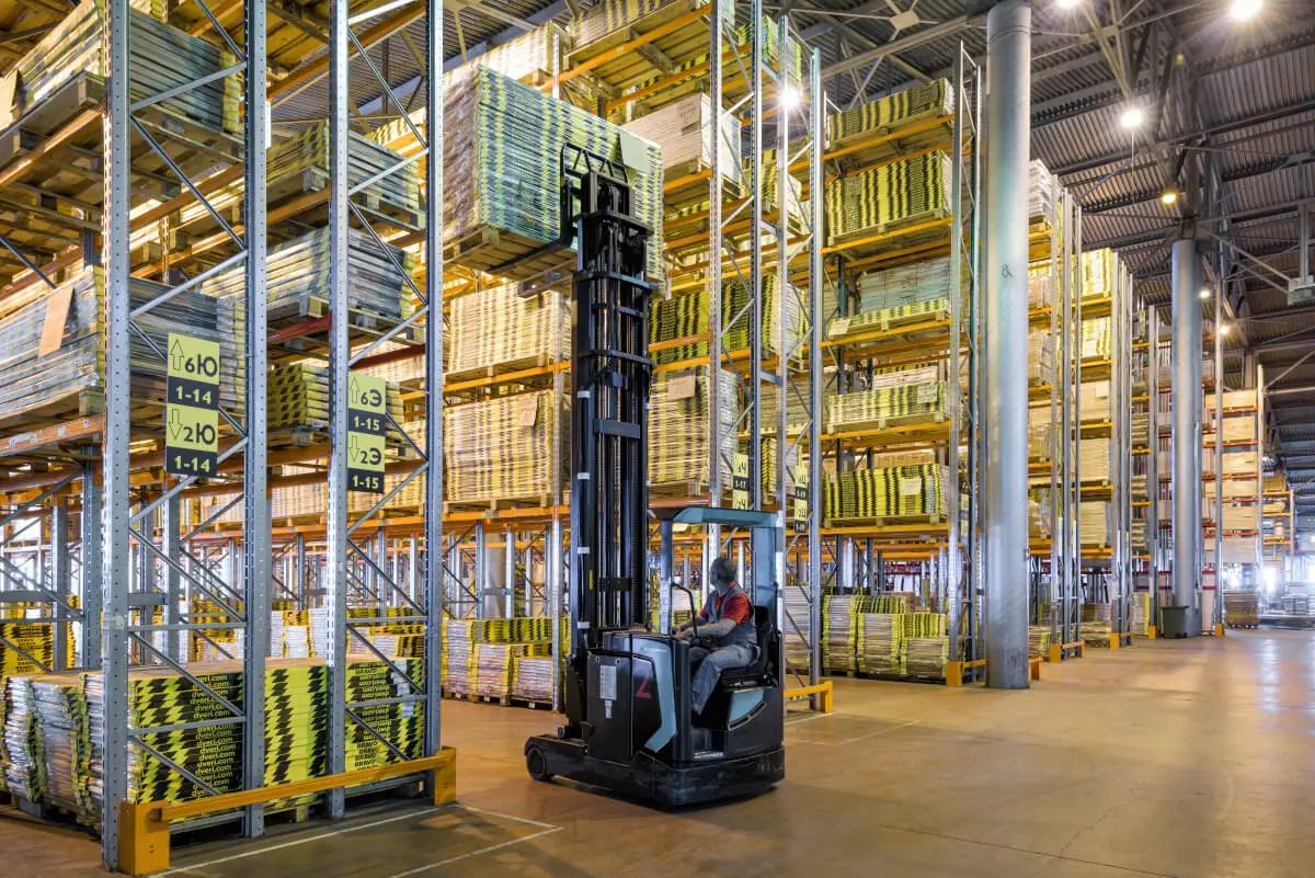 Jak wybrać i bezpiecznie korzystać z wózka do kompletacji pionowej? 5 wozek widlowy wysokiego skladowania na magazynie.jpg